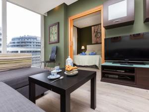 A television and/or entertainment centre at Apartment Sants-Montjuic Rambla Badal by Interhome Még 12 kép