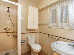 uma casa de banho com um WC e um lavatório em Apartment Flandria-1 by Interhome em Salou