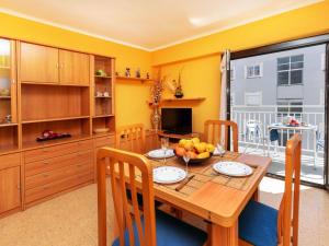 uma sala de jantar com uma mesa com uma taça de fruta em Apartment Flandria-1 by Interhome em Salou