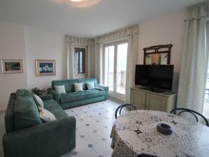 ein Wohnzimmer mit einem Sofa und einem Tisch in der Unterkunft Apartment Punta Borromea by Interhome in Stresa