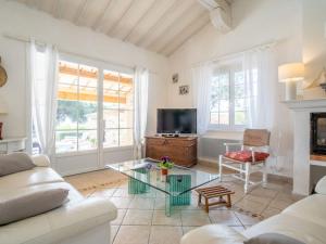 ein Wohnzimmer mit Sofa und Fernseher in der Unterkunft Holiday Home La Crischona by Interhome in Les Issambres