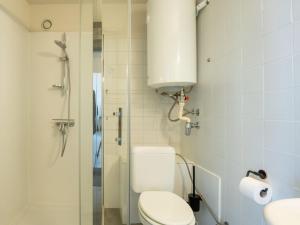 Bilik mandi di Apartment Ref- 704 by Interhome