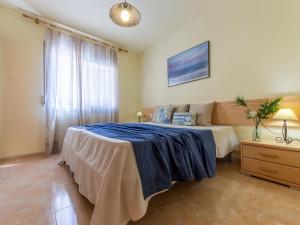 リウマルにあるHoliday Home Sargantana Riumar by Interhomeのベッドルーム1室(大型ベッド1台、青い毛布付)