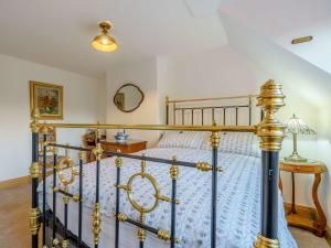 3 bed in Brompton 85761 في Brompton: غرفة نوم مع سرير مع لحاف أزرق