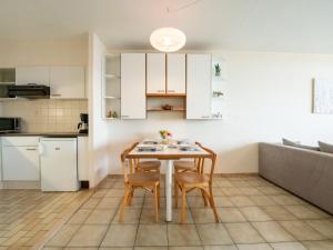 Kuchyň nebo kuchyňský kout v ubytování Apartment Ref- 801 by Interhome