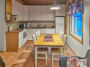 アカスロンポロにあるHoliday Home Hilla 2 by Interhomeのキッチン(木製のテーブル、椅子付)