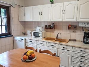 eine Küche mit einem Obstteller auf dem Tisch in der Unterkunft Apartment Duplex Loureiro by Interhome in Ericeira