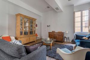 a living room with two couches and a table at Appartement 50m² - proche de Bellecour/2 personnes in Lyon