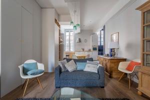 a living room with a couch and two chairs at Appartement 50m² - proche de Bellecour/2 personnes in Lyon