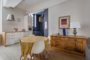 a kitchen with a dining room table and a table and chairs at Appartement 50m² - proche de Bellecour/2 personnes in Lyon