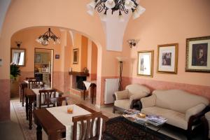 un soggiorno arredato e una sala da pranzo di B&B Borgosolare a Specchia