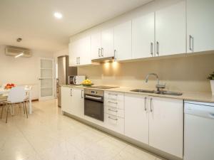 Kuchyňa alebo kuchynka v ubytovaní Apartment Maritimo by Interhome