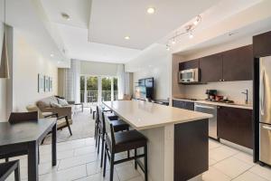 een keuken en een woonkamer met een tafel en stoelen bij Villa Vista-2 Story w 3Bdrms & Golf View in Miami