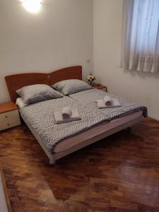 ein Bett mit zwei Handtüchern darauf in einem Schlafzimmer in der Unterkunft Fortuna Apartment in Vabriga