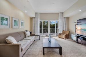 een woonkamer met een bank en een tv bij Villa Vista-2 Story w 3Bdrms & Golf View in Miami
