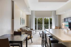 ein Esszimmer und ein Wohnzimmer mit einem Tisch und Stühlen in der Unterkunft Villa Vista-2 Story w 3Bdrms & Golf View in Miami