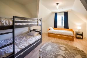Ένα ή περισσότερα κρεβάτια σε δωμάτιο στο Mountain Peak Lodge: Where Games and Views Meet +55 φωτογραφίες