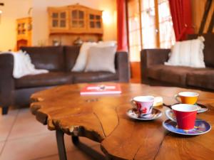Una mesa de café de madera con dos tazas encima. en Apartment Colline 1 by Interhome, en Champex