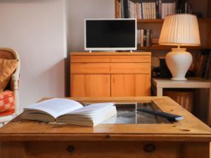 Μια τηλεόραση ή/και κέντρο ψυχαγωγίας στο Apartment Alpes et Lac 2 by Interhome