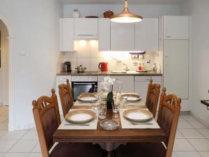 cocina con mesa de madera con sillas y mesa en Apartment Alpes et Lac 2 by Interhome, en Champex