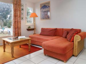 Ruang duduk di Apartment Alpes et Lac 2 by Interhome