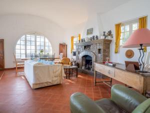 salon z kanapą i kominkiem w obiekcie Holiday Home La Proue by Interhome w mieście Agay - Saint Raphael