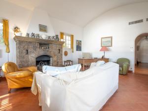 salon z dwiema kanapami i kominkiem w obiekcie Holiday Home La Proue by Interhome w mieście Agay - Saint Raphael +37 zdjęć