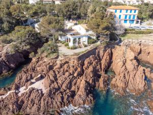 z góry widok na dom na klifie w obiekcie Holiday Home La Proue by Interhome w mieście Agay - Saint Raphael