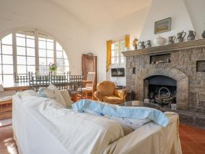 salon z kanapą i kominkiem w obiekcie Holiday Home La Proue by Interhome w mieście Agay - Saint Raphael