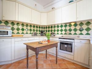Kuchnia lub aneks kuchenny w obiekcie Holiday Home La Proue by Interhome