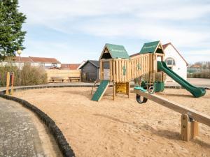 Herní místnost nebo prostor pro děti v ubytování Holiday Home Vissershuis 214 by Interhome