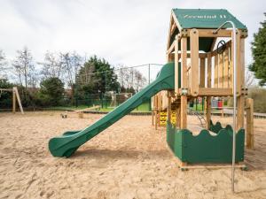 Herní místnost nebo prostor pro děti v ubytování Holiday Home Vissershuis 214 by Interhome
