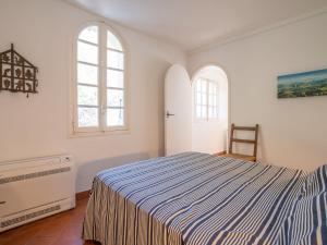 Łóżko lub łóżka w pokoju w obiekcie Holiday Home La Proue by Interhome