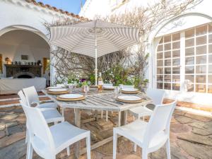 Patio lub wspólna przestrzeń na świeżym powietrzu w obiekcie Holiday Home La Proue by Interhome