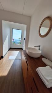 łazienka z dużą umywalką i lustrem w obiekcie Akagera Ihema lodges w mieście Rwinkwavu