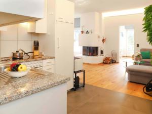 een keuken en een woonkamer met een fruitschaal op het aanrecht bij Apartment Alpes et Lac 40 by Interhome in Champex