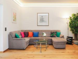 een woonkamer met een bank met kleurrijke kussens bij Apartment Alpes et Lac 40 by Interhome in Champex