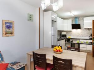 eine Küche mit einem Tisch und einer Obstschale darauf in der Unterkunft Apartment Senator by Interhome in Salou