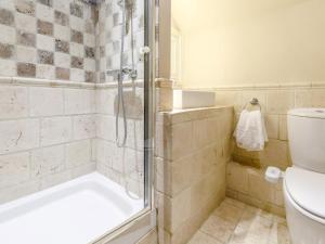 y baño con ducha y aseo. en 2 Bed in Willersey 80301, en Broadway