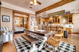 cocina y sala de estar con mesa de madera y sillas en Vintage Chic Laramie Apt with Deck and Walk to Shops! en Laramie