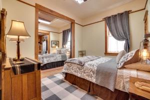 1 dormitorio con 2 camas y lámpara en Vintage Chic Laramie Apt with Deck and Walk to Shops! en Laramie