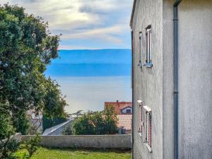 una ventana en el lateral de un edificio con vistas en Apartment Sanja-2 by Interhome, en Novi Vinodolski