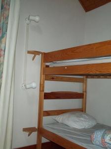 Tempat tidur susun dalam kamar di Chalet de 2 chambres avec terrasse et wifi a Cauterets