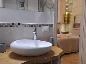 een badkamer met een witte wastafel op een tafel bij Frem lord in La Spezia
