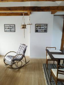 een woonkamer met een stoel en een tafel bij Flussperle in Coswig