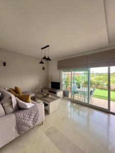 salon z białą kanapą i telewizorem w obiekcie Baviera Golf Vacations w mieście Vélez-Málaga