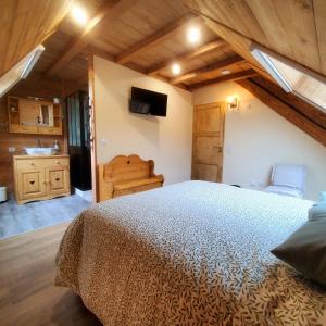 1 dormitorio con 1 cama grande y baño en DEL VINO bar à vin & guitares, en Orchamps-Vennes