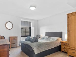 - une chambre avec un lit doté d'oreillers bleus dans l'établissement 14 Fountain House Ulverston Pass the Keys, à Ulverston