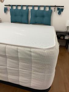A bed or beds in a room at ORTIGIA 26