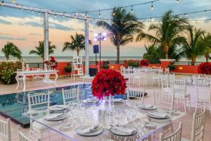 una mesa preparada para una boda con flores rojas en El Beso Adults Only at Ocean Coral & Turquesa All Inclusive, en Puerto Morelos 62 fotos más